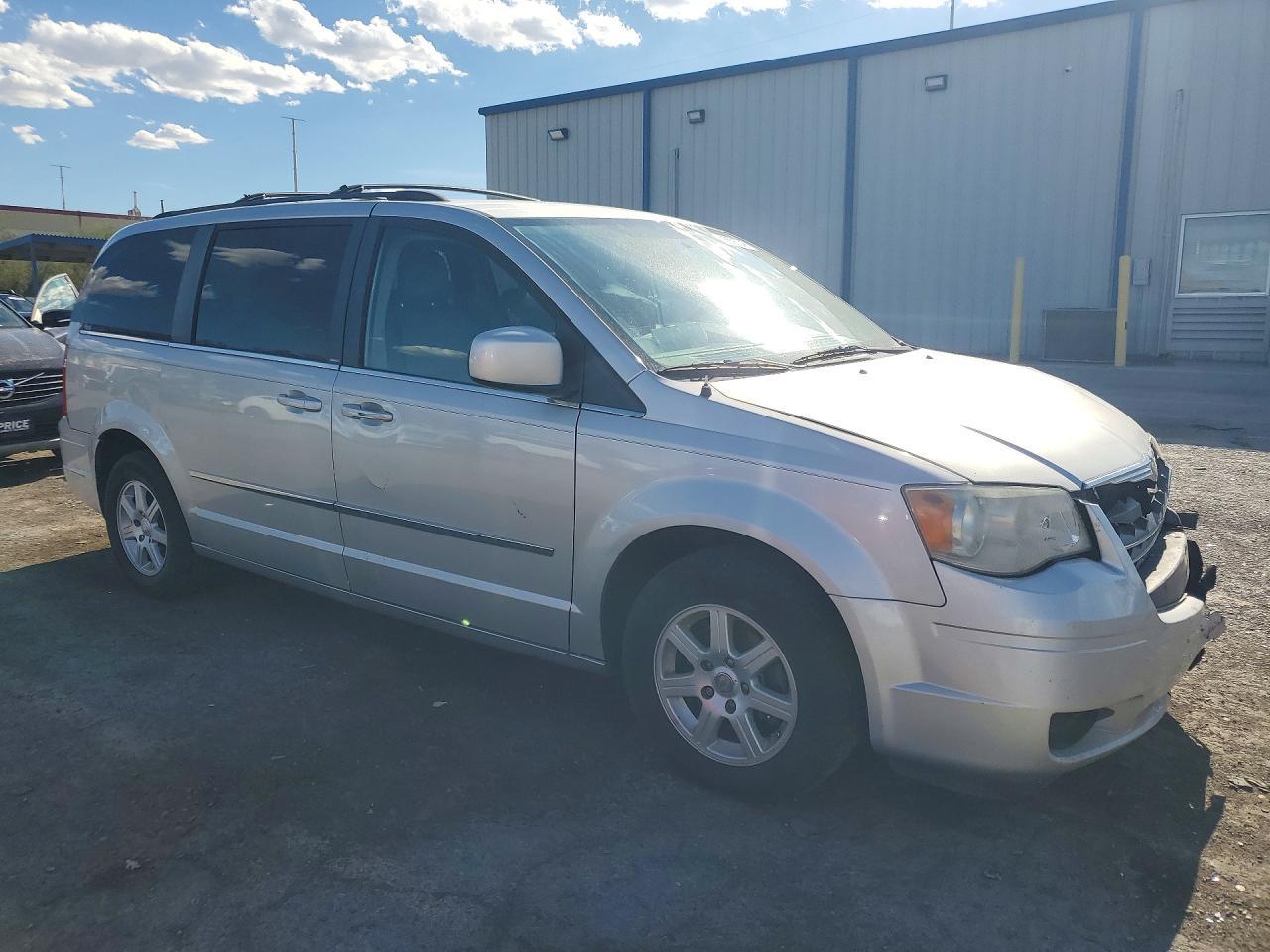 2010 Chrysler Town & Country Touring - Фото 4