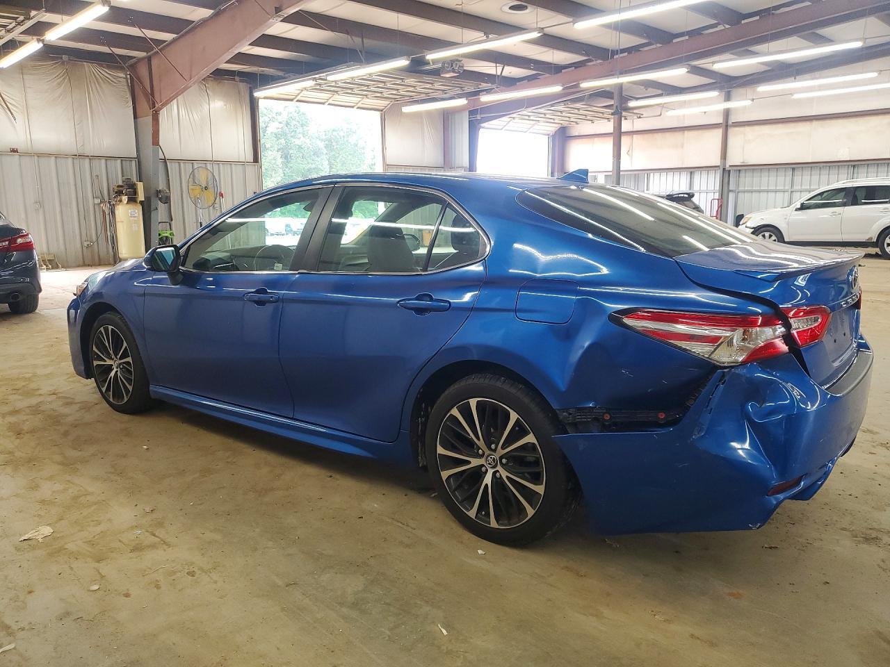 2020 Toyota Camry Se - Фото 2