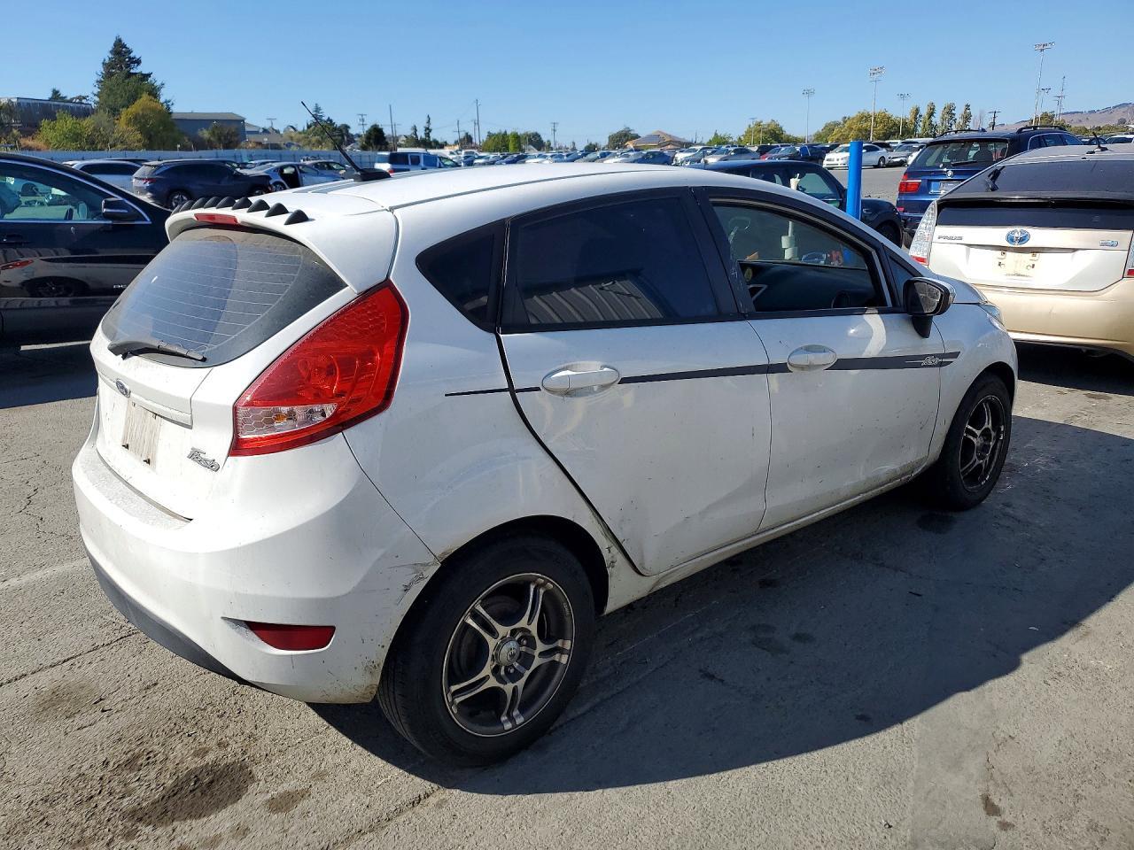 2013 Ford Fiesta Se - Фото 3