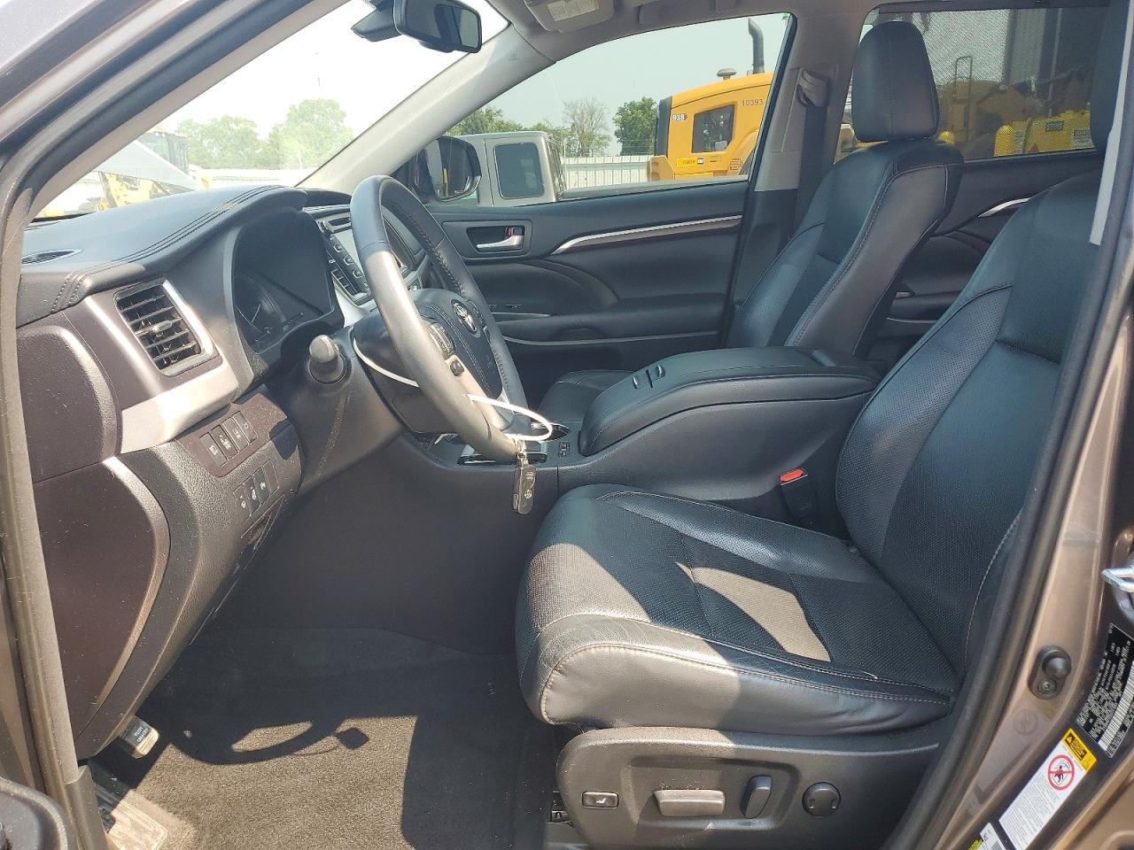 2016 Toyota Highlander Limited Platinum - Image 7