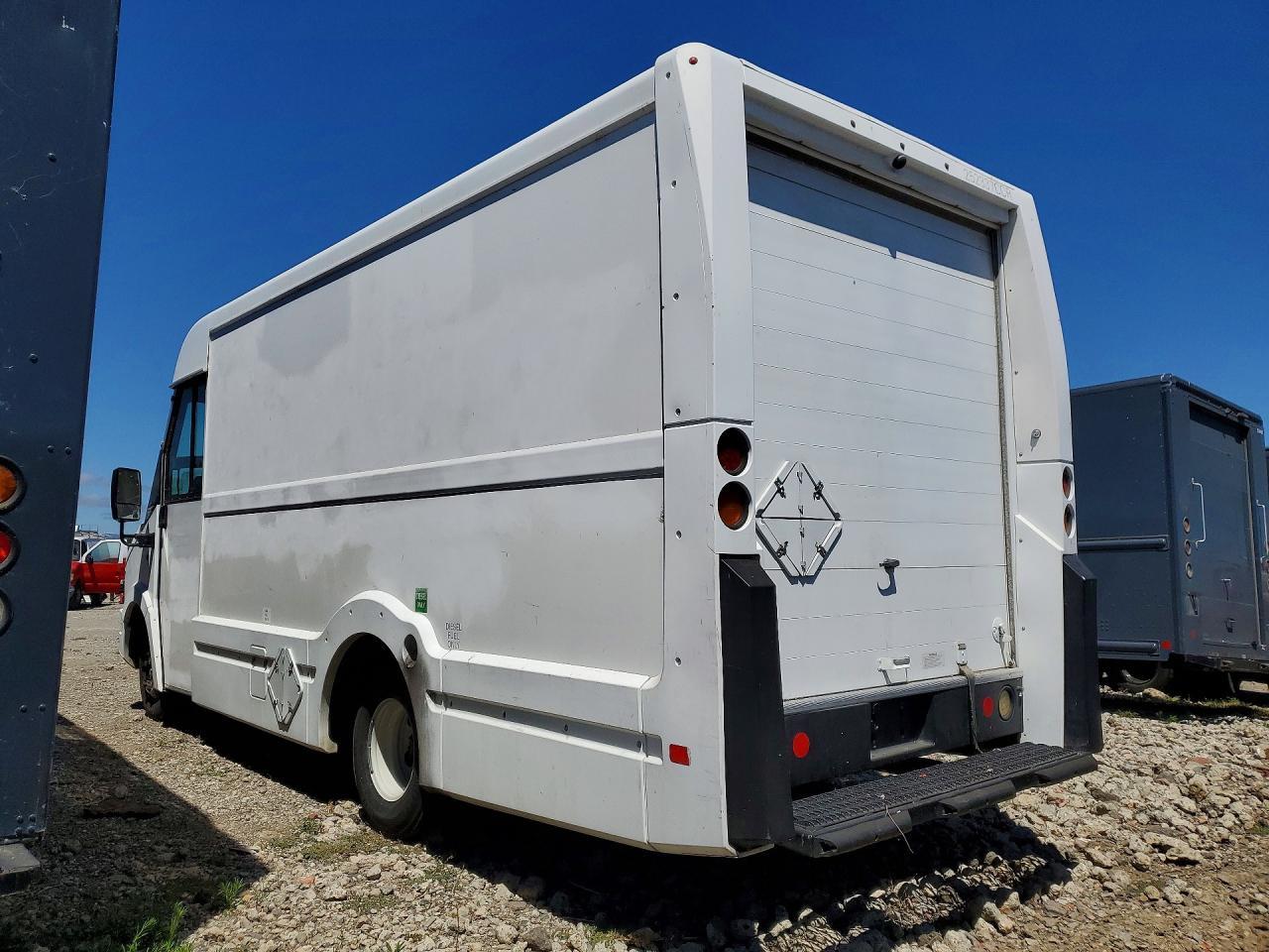 2013 Isuzu Npr Hd Delivery Truck - Image 2