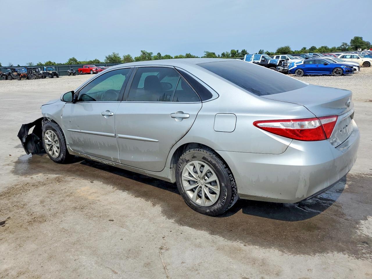 2015 Toyota Camry Le - Фото 2