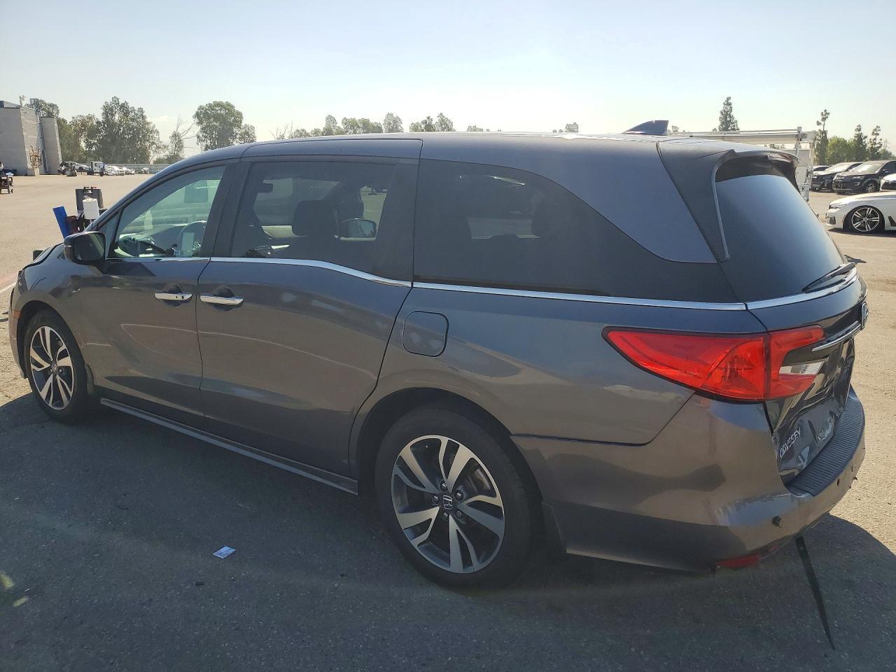 2023 Honda Odyssey Touring - Image 2