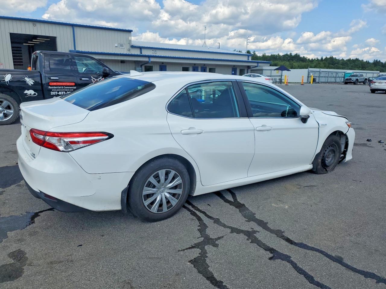 2020 Toyota Camry Le - Фото 3