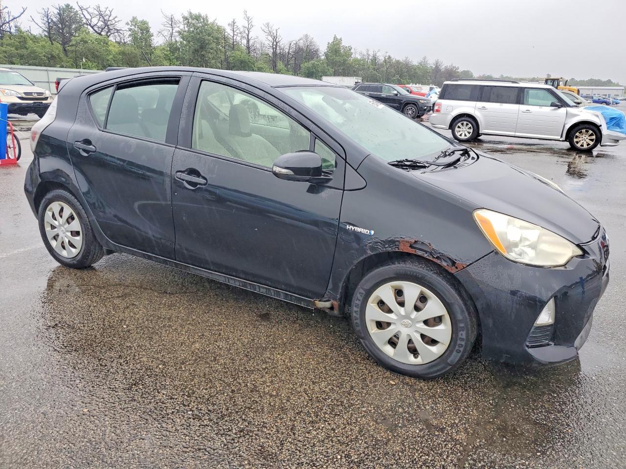 2012 Toyota Prius C One - Image 4