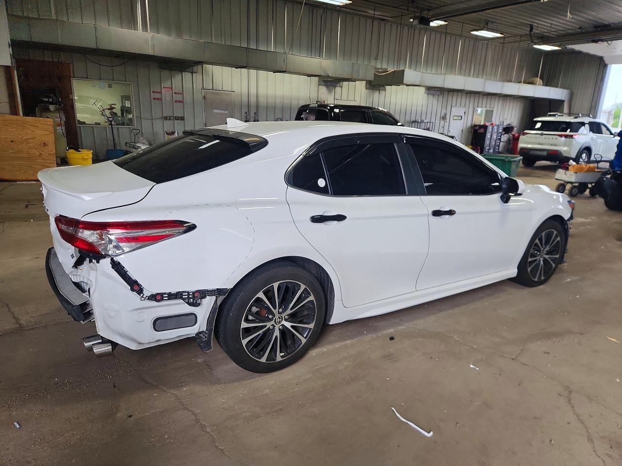 2020 Toyota Camry Se - Фото 3