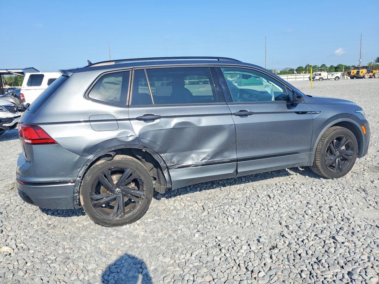 2023 Volkswagen Tiguan Se R-Line Black - Image 3