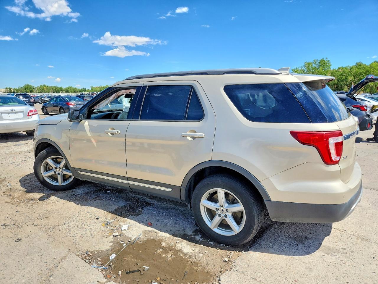 2017 Ford Explorer Xlt - Image 2