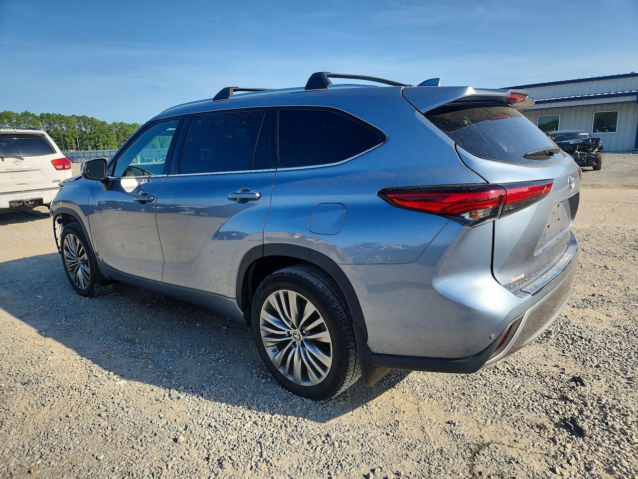 2021 Toyota Highlander Platinum - Image 2