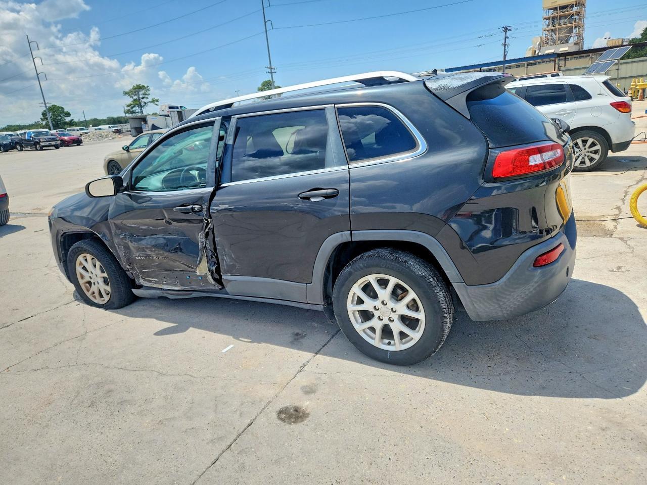 2016 Jeep Cherokee Latitude - Фото 2