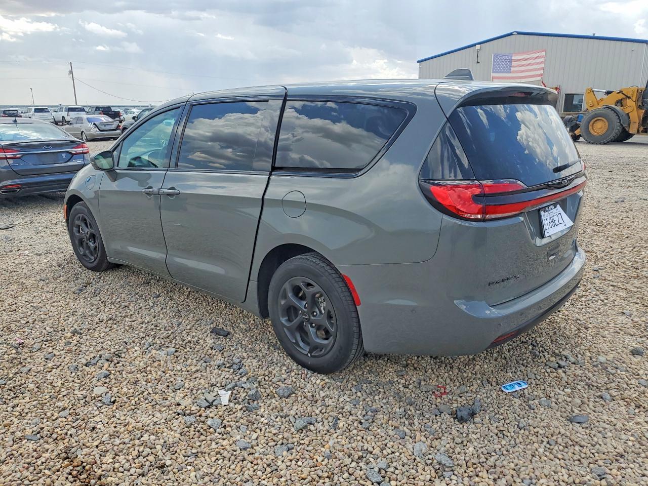 2022 Chrysler Pacifica Hybrid Limited - Image 2