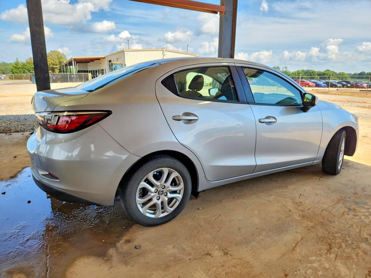 2017 Toyota Yaris Ia Base - Фото 3