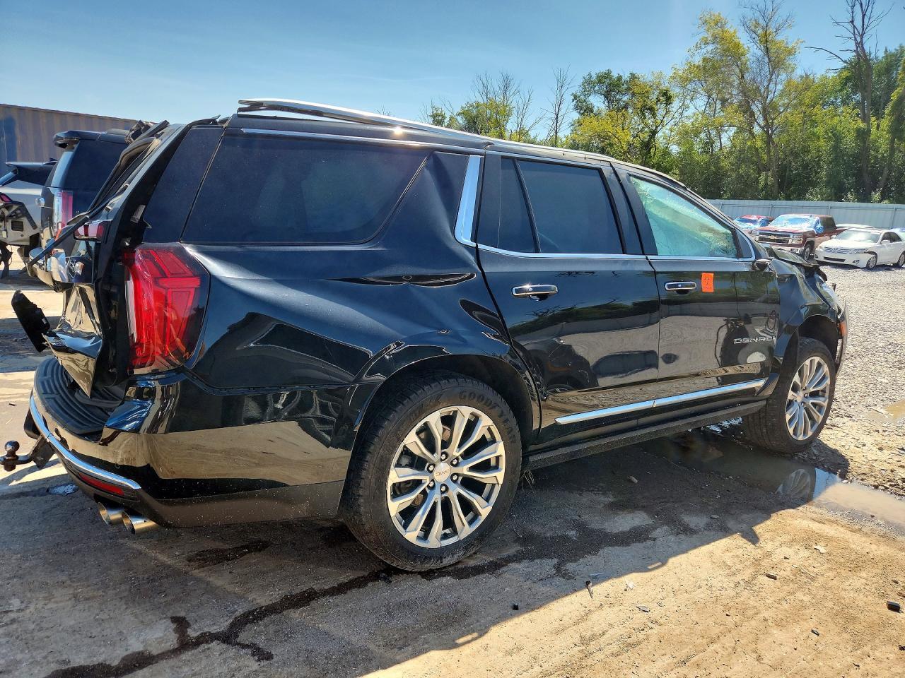 2021 GMC Yukon Denali - Фото 3
