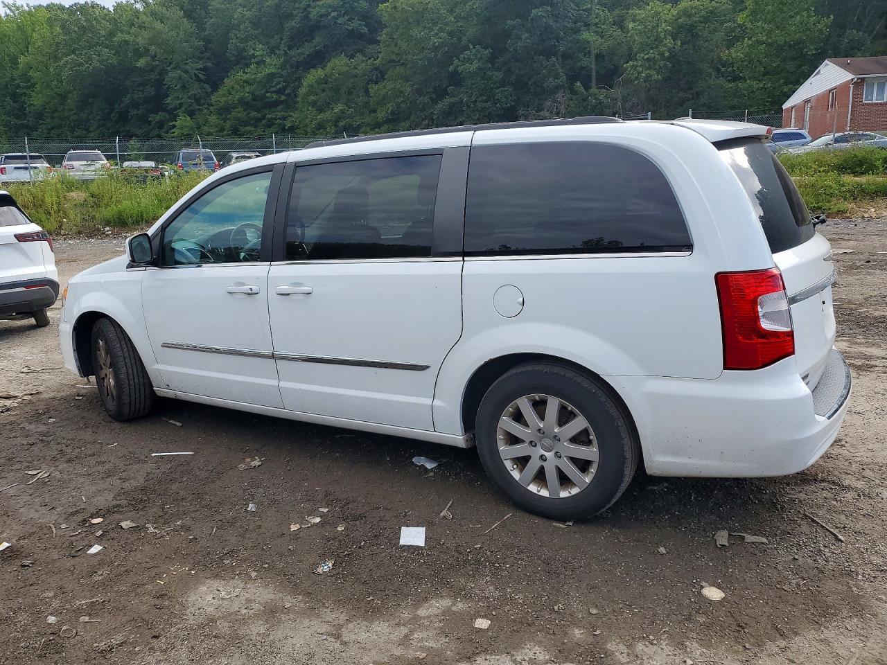 2016 Chrysler Town & Country Touring - Фото 2