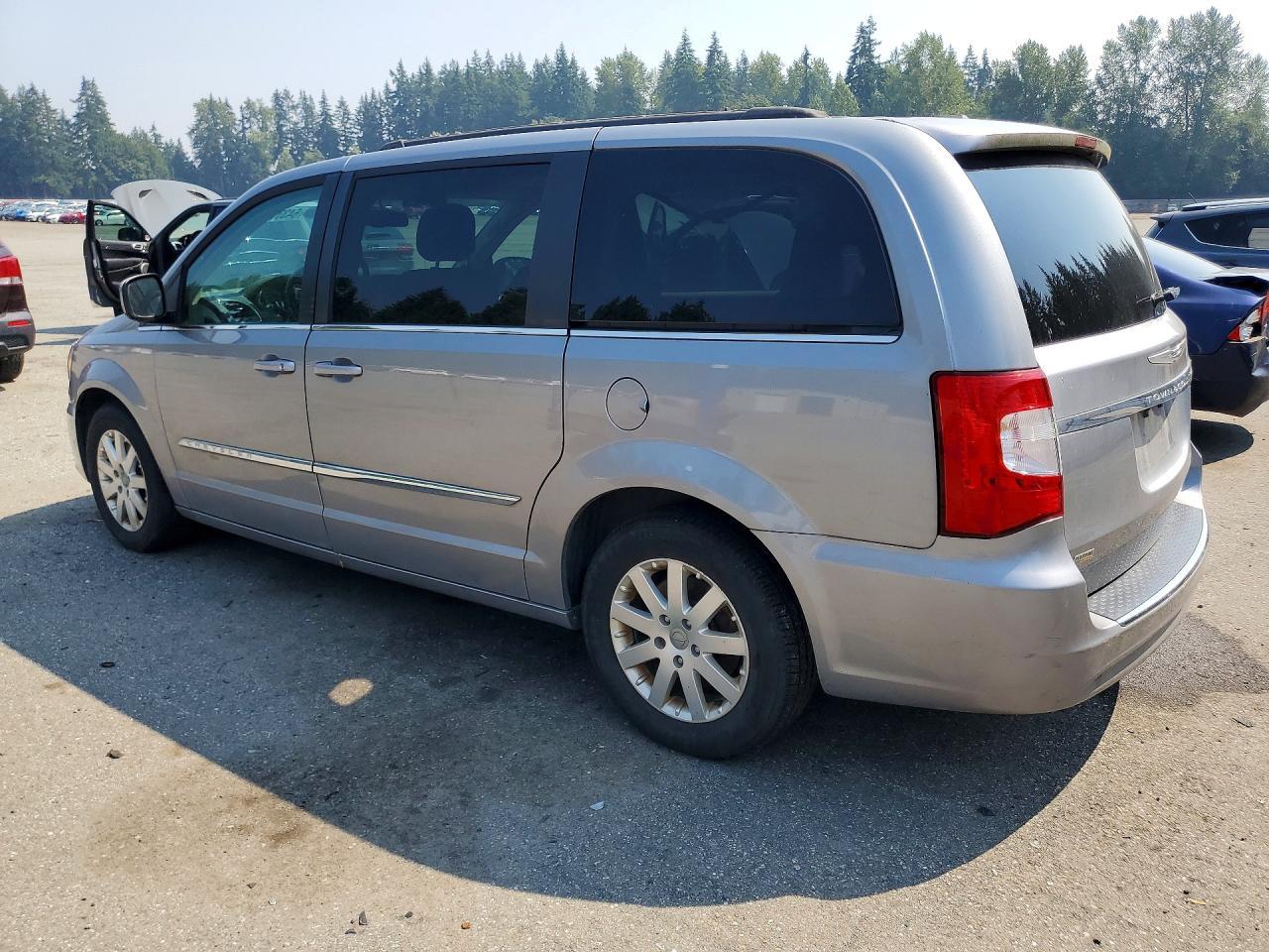 2016 Chrysler Town & Country Touring - Фото 2