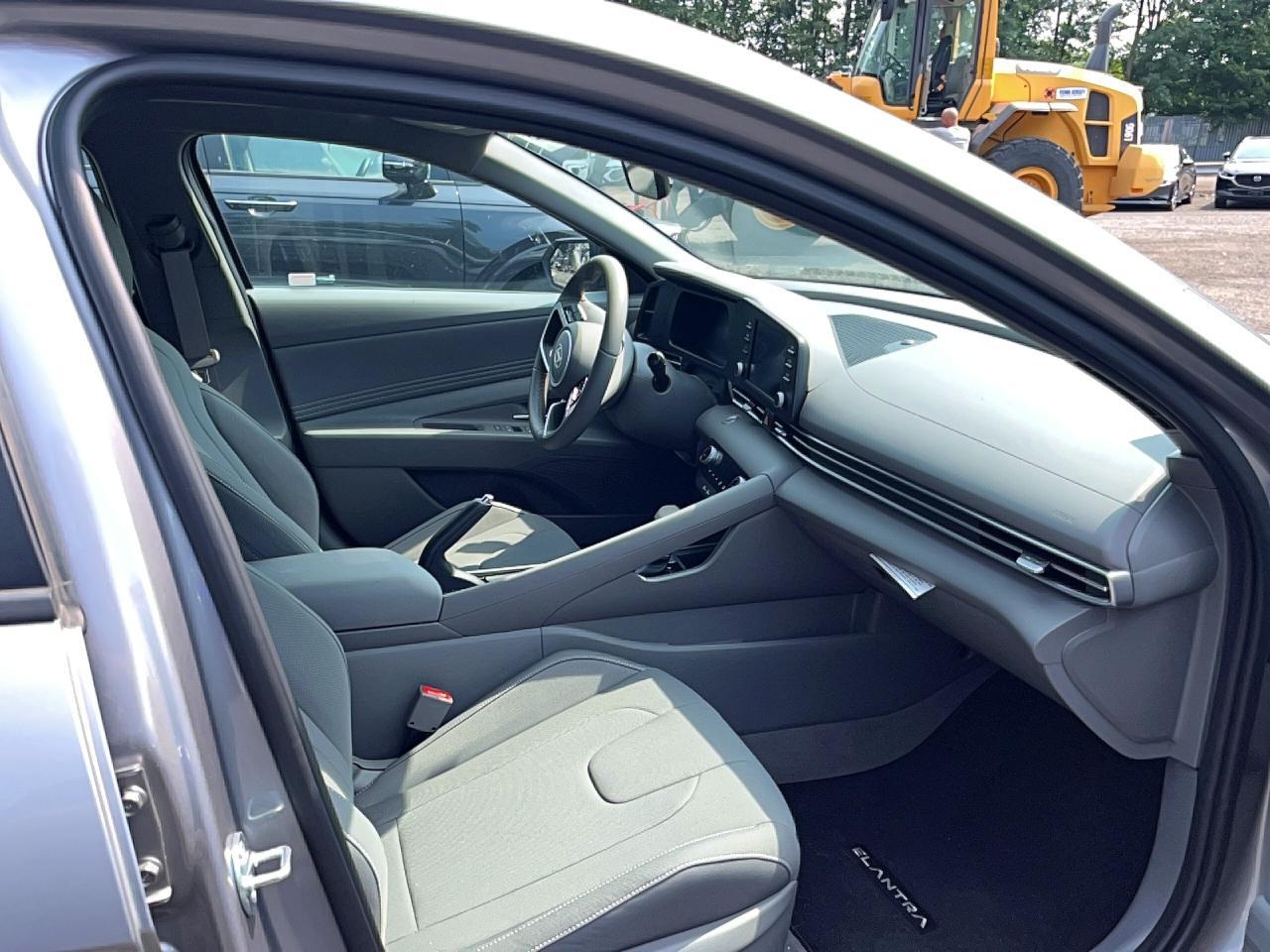 2025 Hyundai Elantra Sel Sport - Image 5
