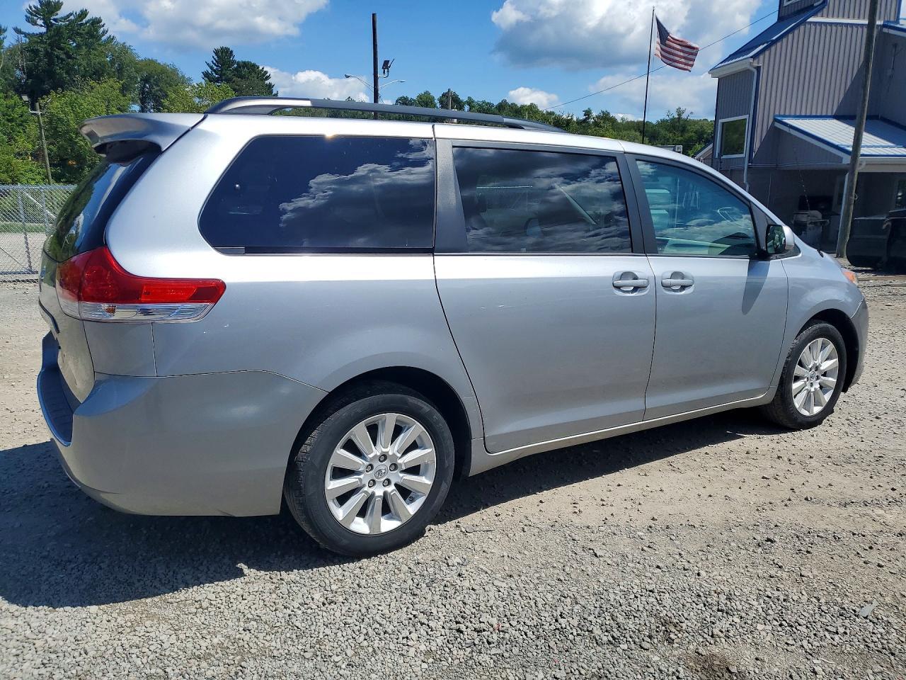 2014 Toyota Sienna Le - Фото 3