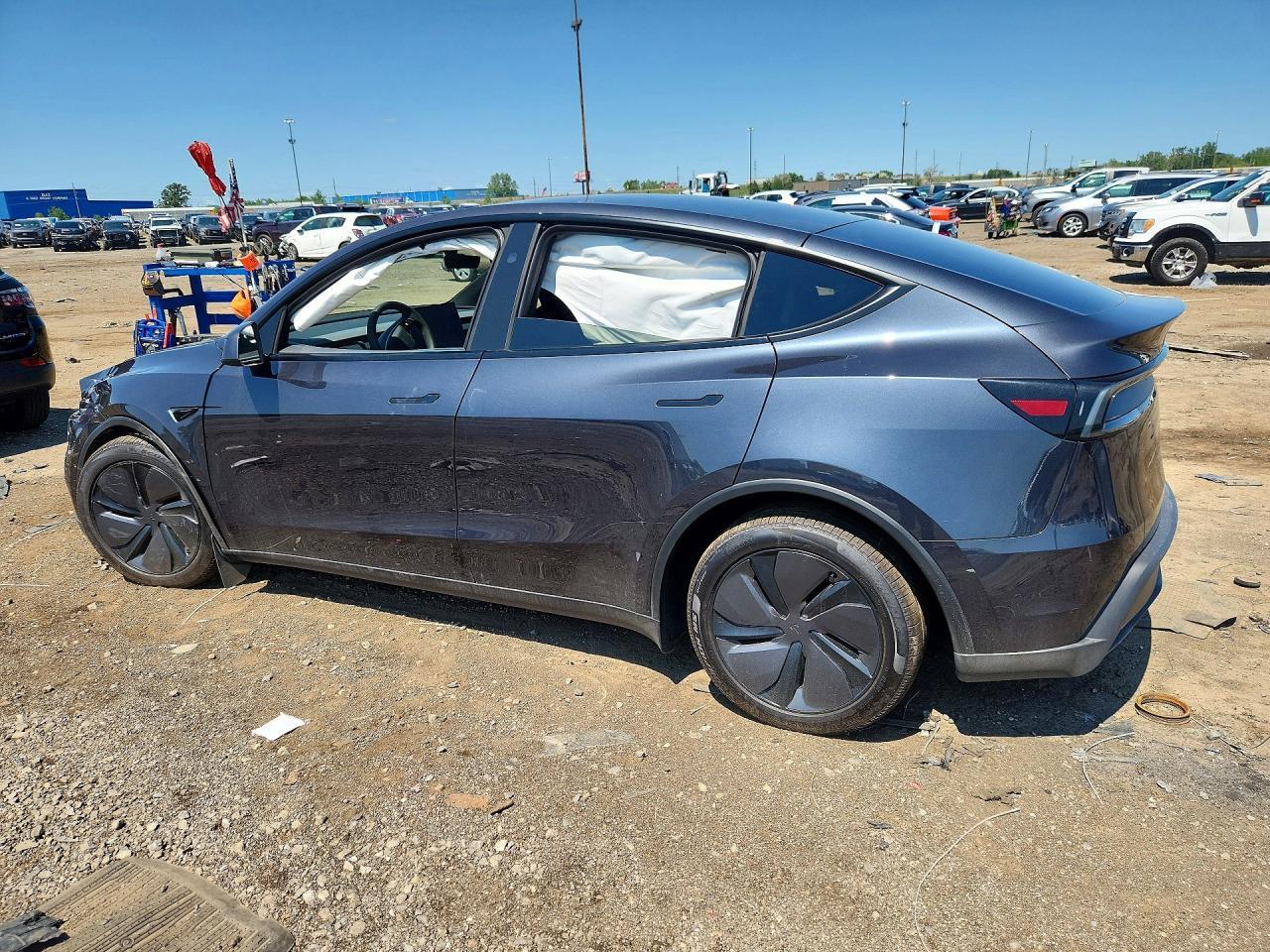 2026 Tesla Model Y - Фото 2
