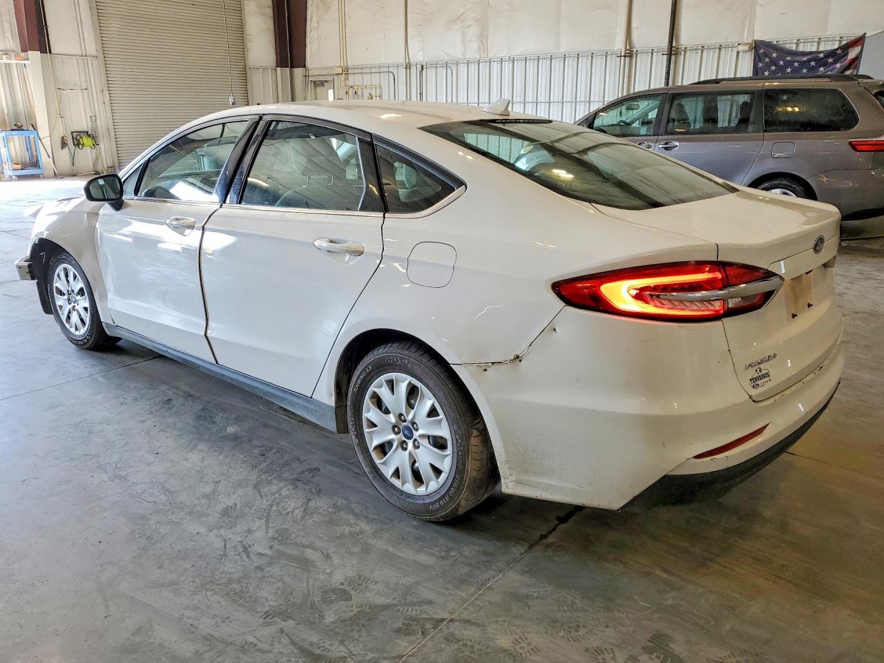 2020 Ford Fusion S - Фото 2
