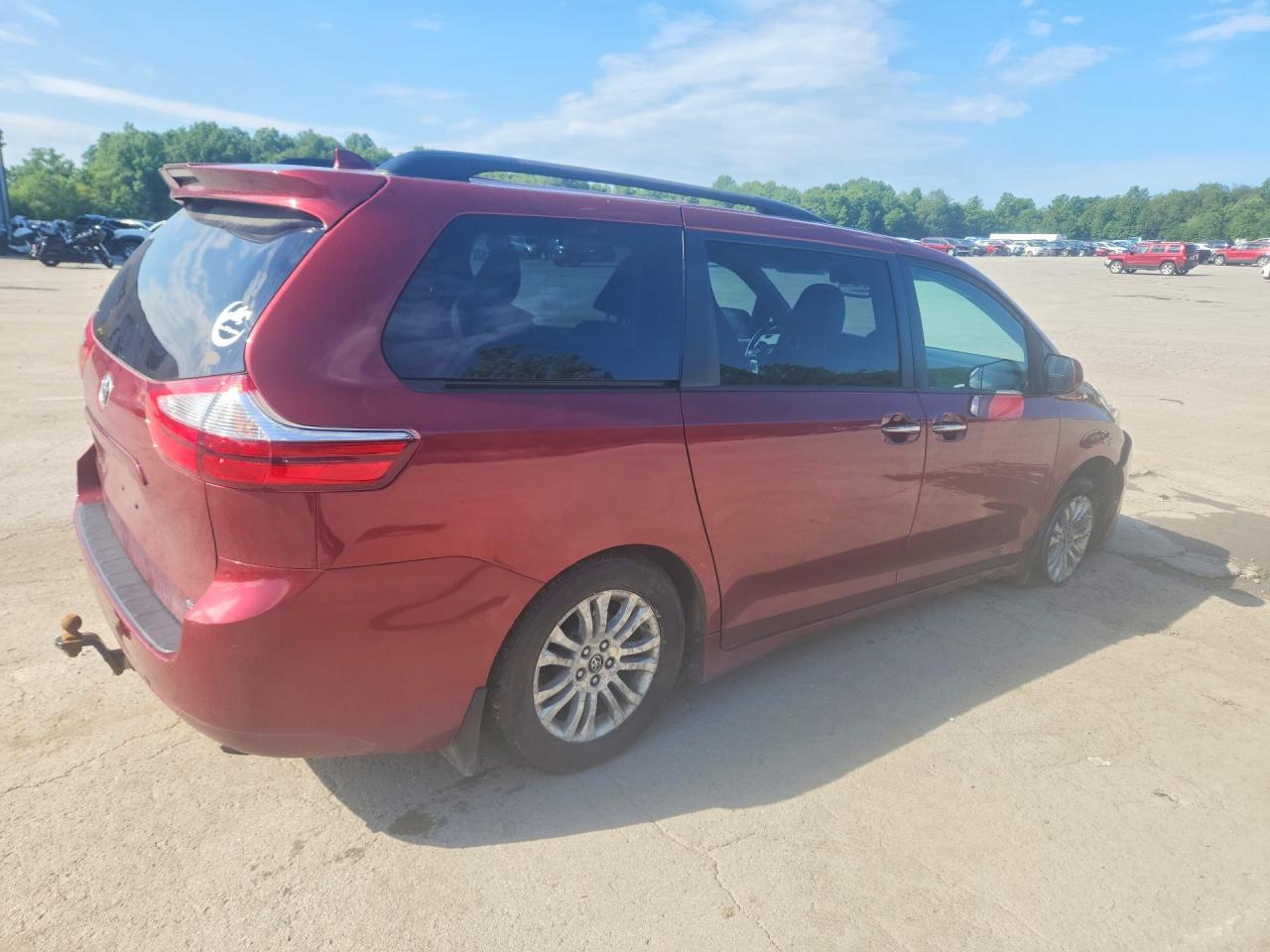 2018 Toyota Sienna Xle 8-Passenger - Image 3