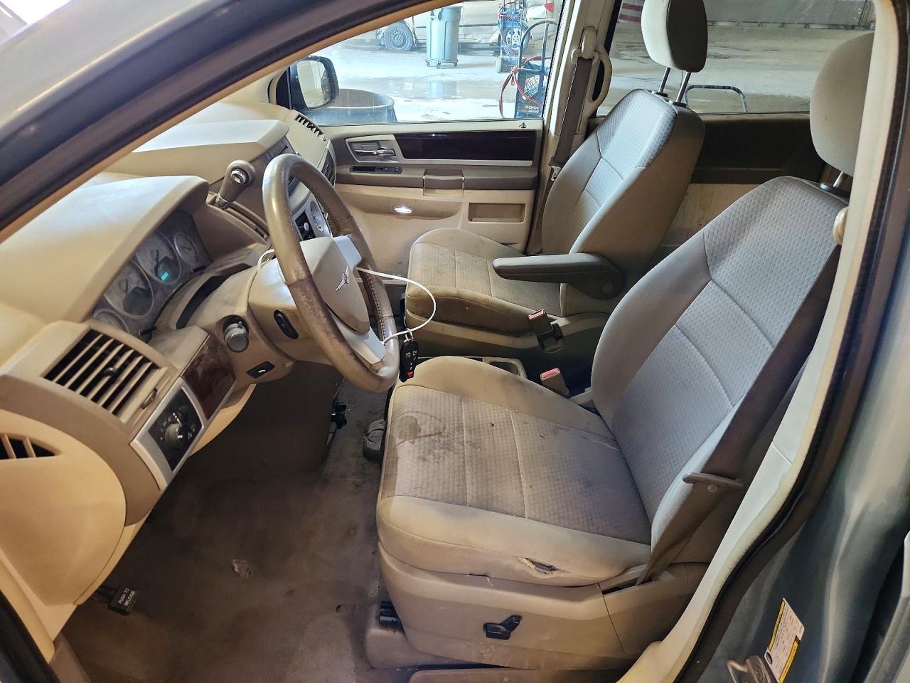 2010 Chrysler Town & Country Touring - Фото 7