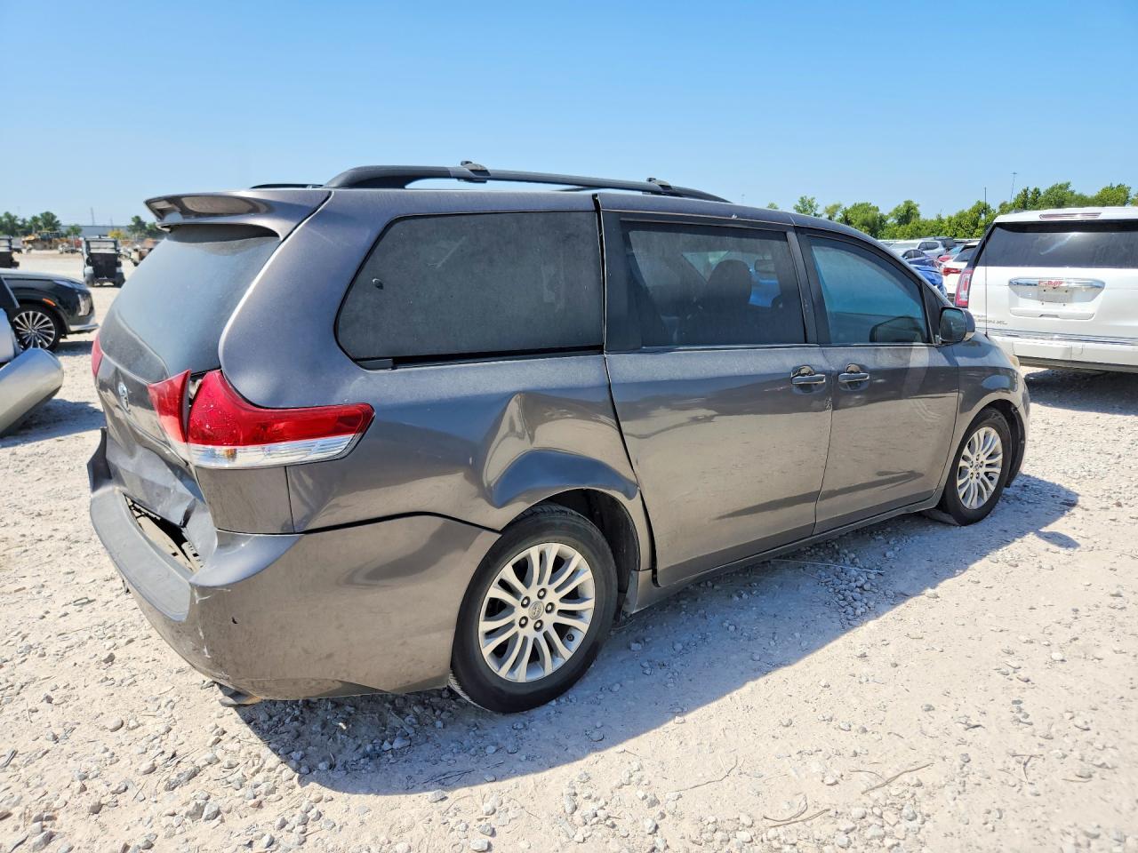 2011 Toyota Sienna Xle 8-Passenger - Фото 3