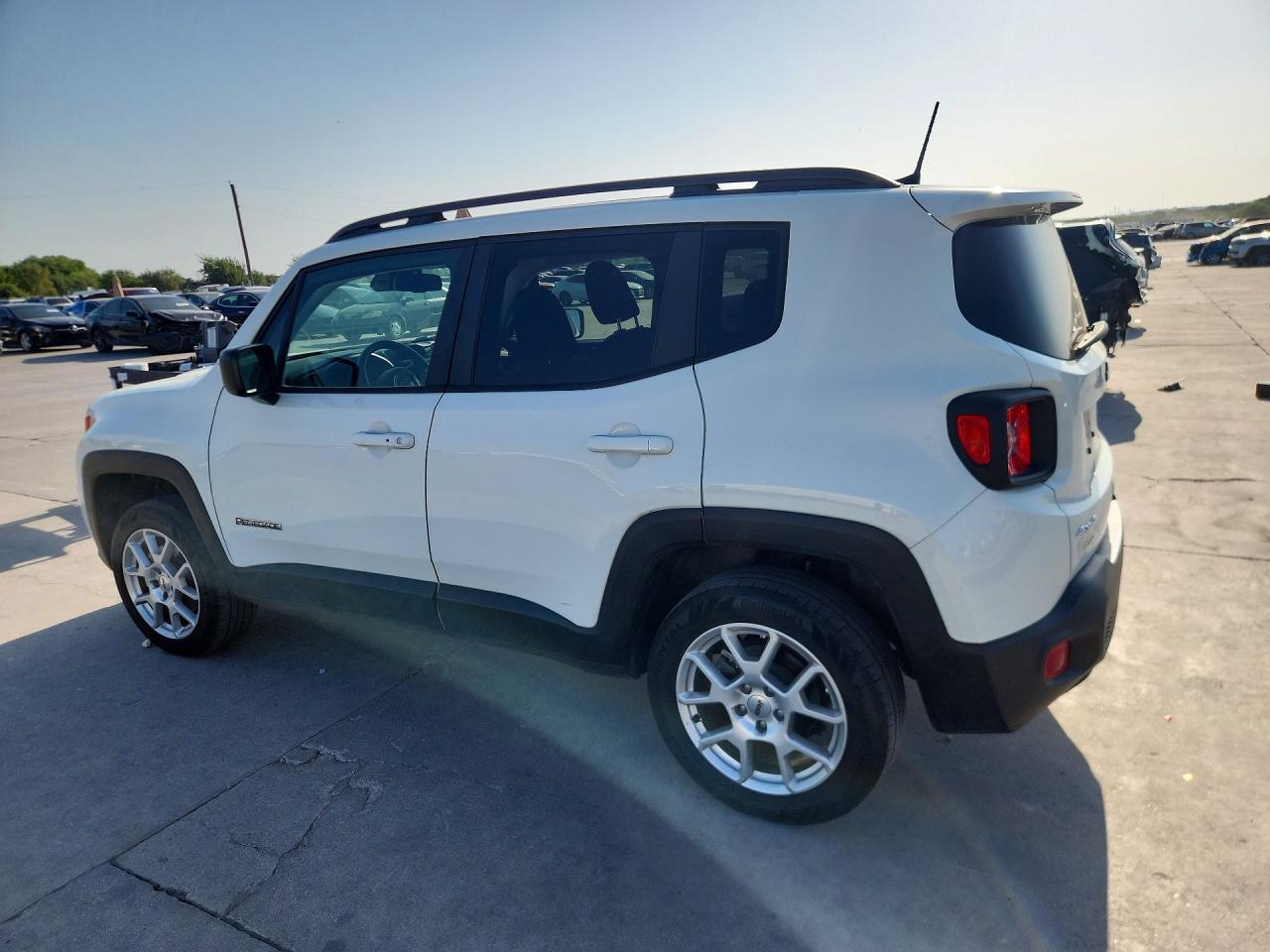 2022 Jeep Renegade Latitude - Image 2