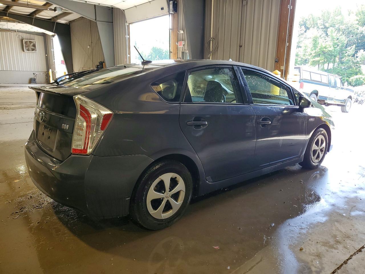 2014 Toyota Prius Three - Фото 3