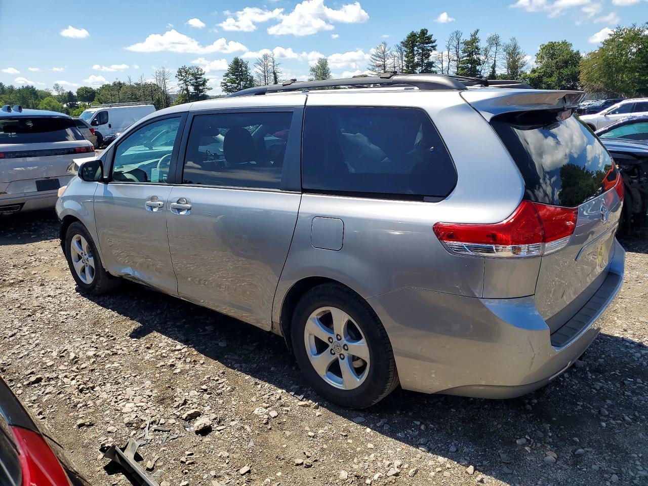 2011 Toyota Sienna Le - Image 2