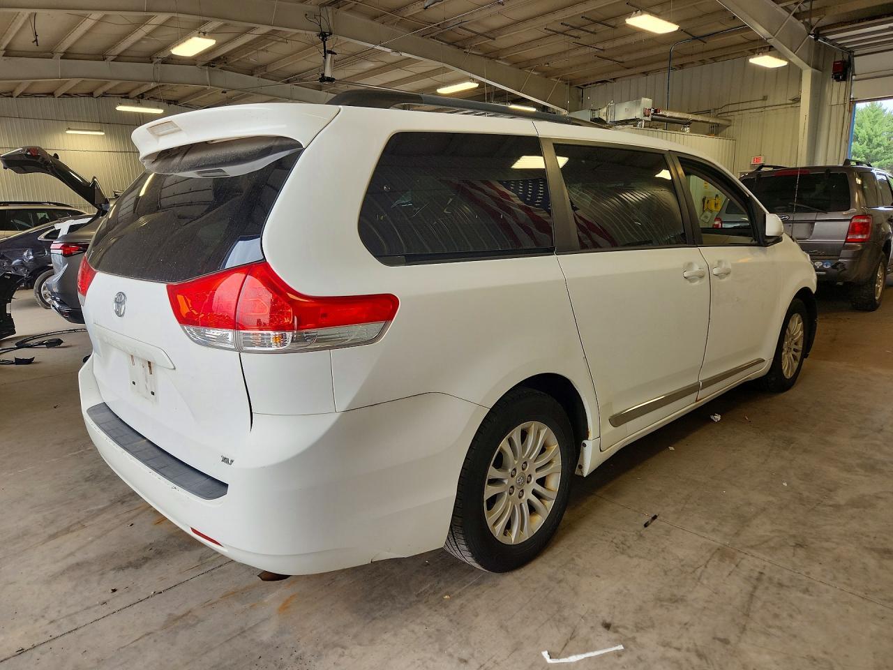 2011 Toyota Sienna Xle 8-Passenger - Фото 3