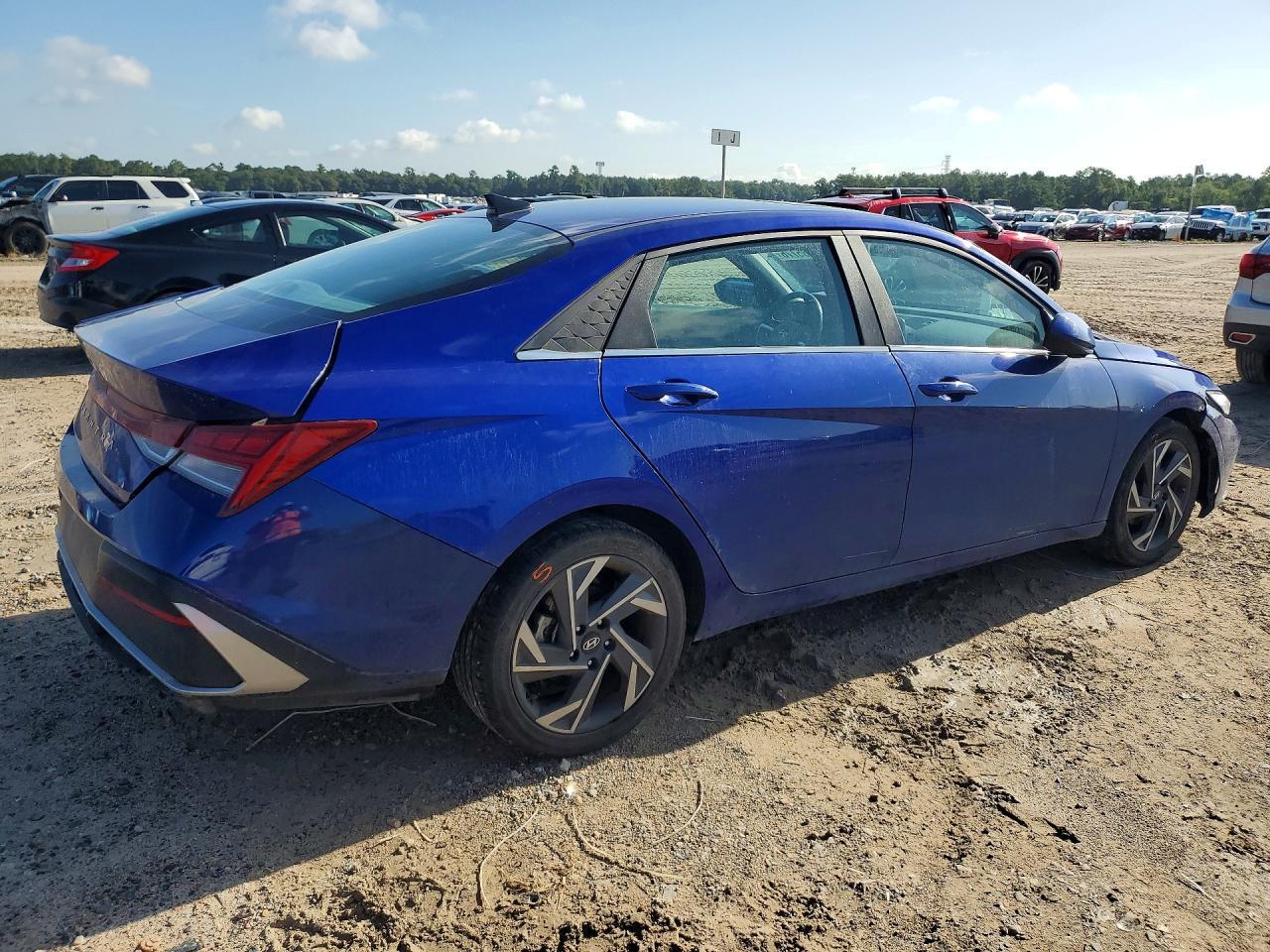 2025 Hyundai Elantra Sel - Image 3