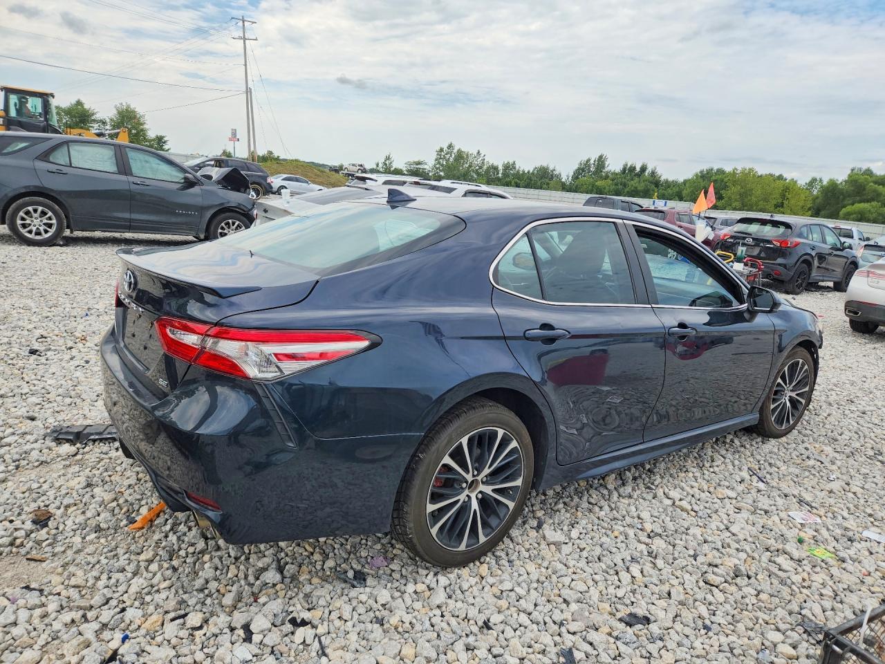 2019 Toyota Camry Se - Фото 3