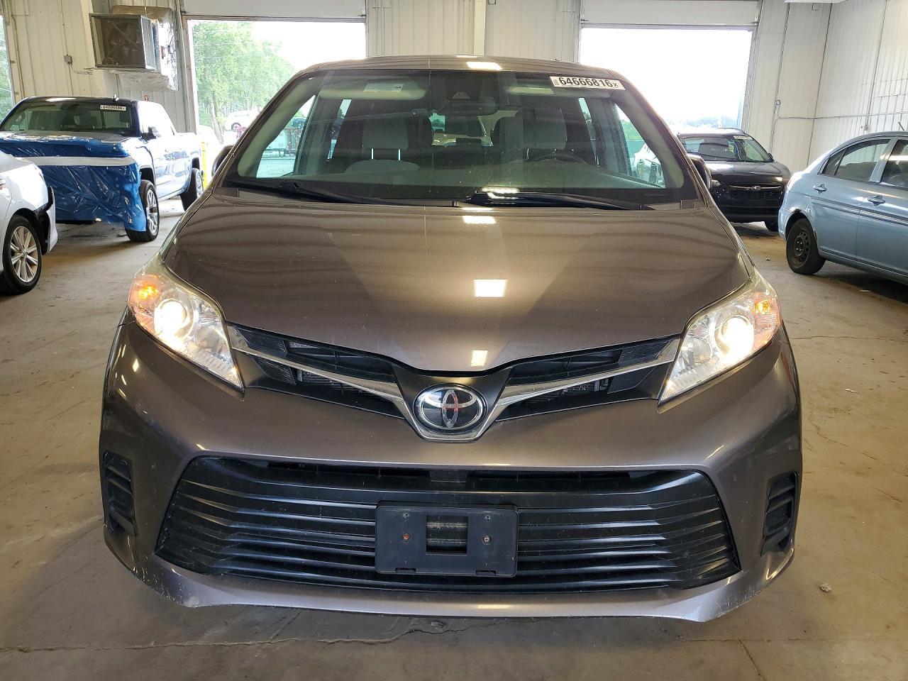 2019 Toyota Sienna Le - Image 5