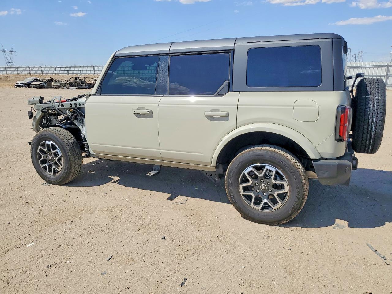 2025 Ford Bronco Outer Banks - Image 2