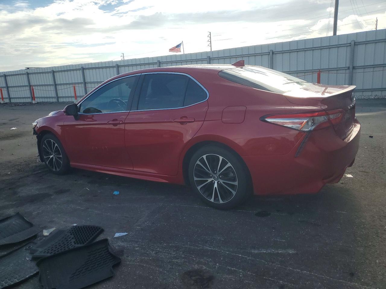2019 Toyota Camry Se - Фото 2