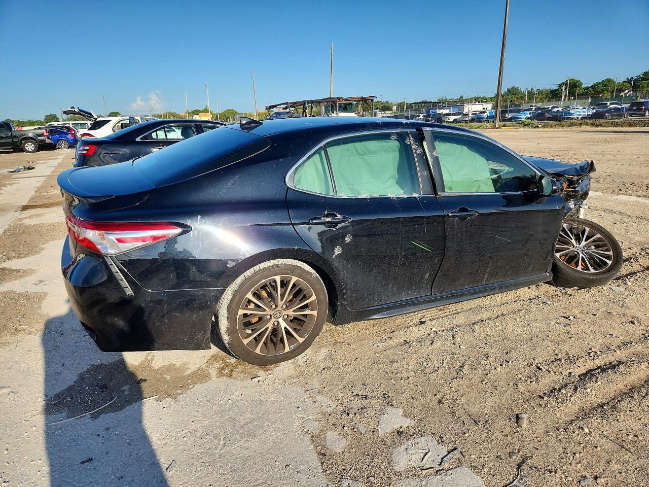 2020 Toyota Camry Se - Фото 3