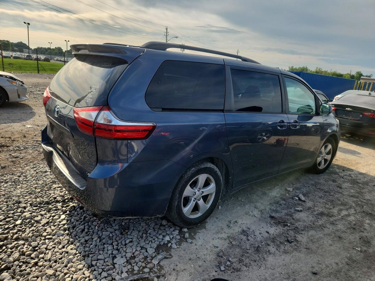 2015 Toyota Sienna Le - Фото 3