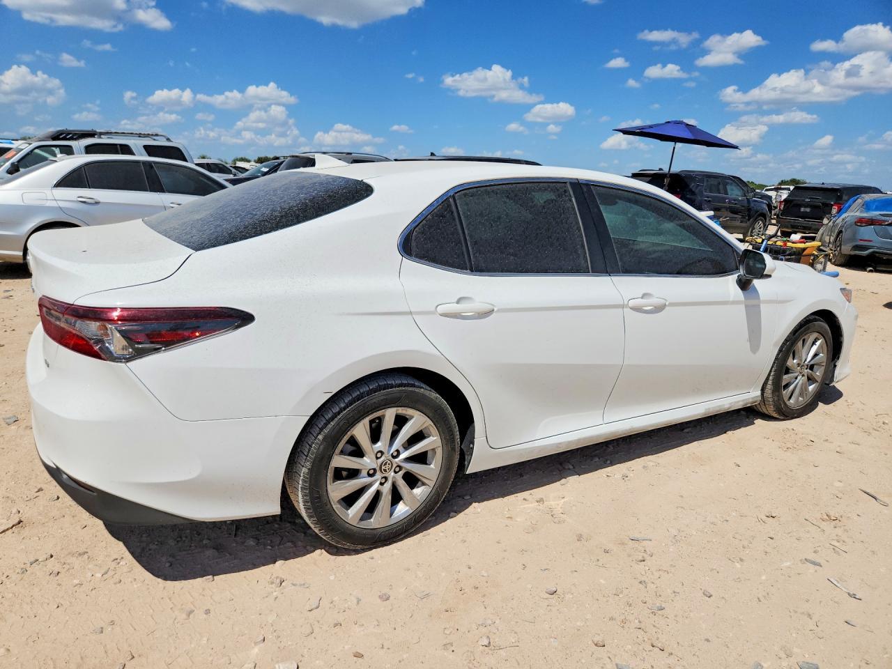 2021 Toyota Camry Le - Фото 3