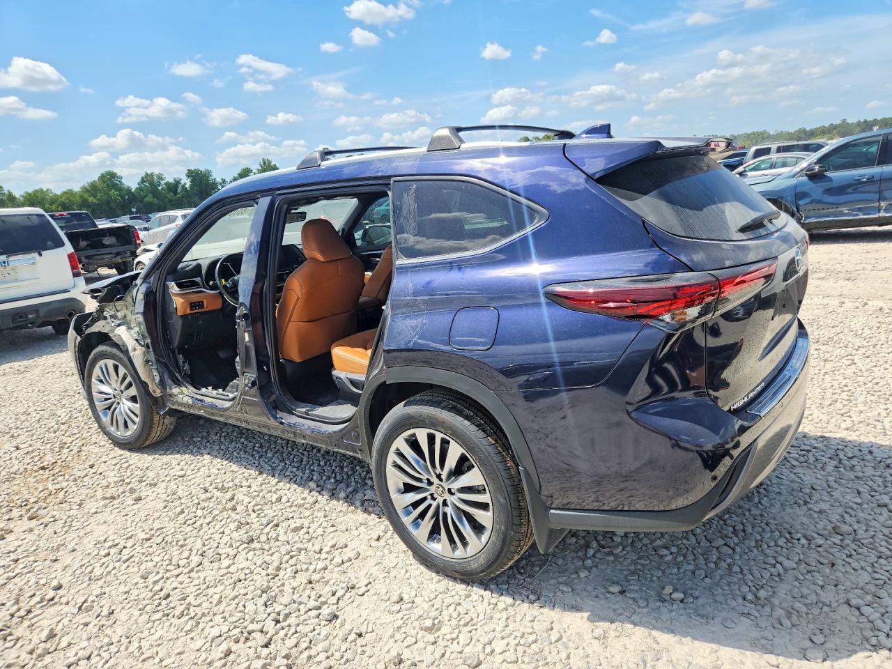 2024 Toyota Highlander Platinum - Фото 2