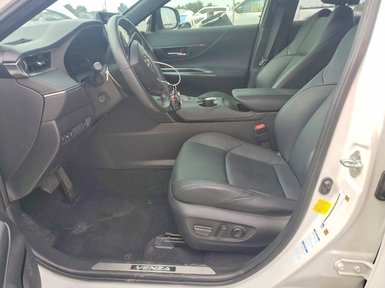 2022 Toyota Venza Xle - Image 7