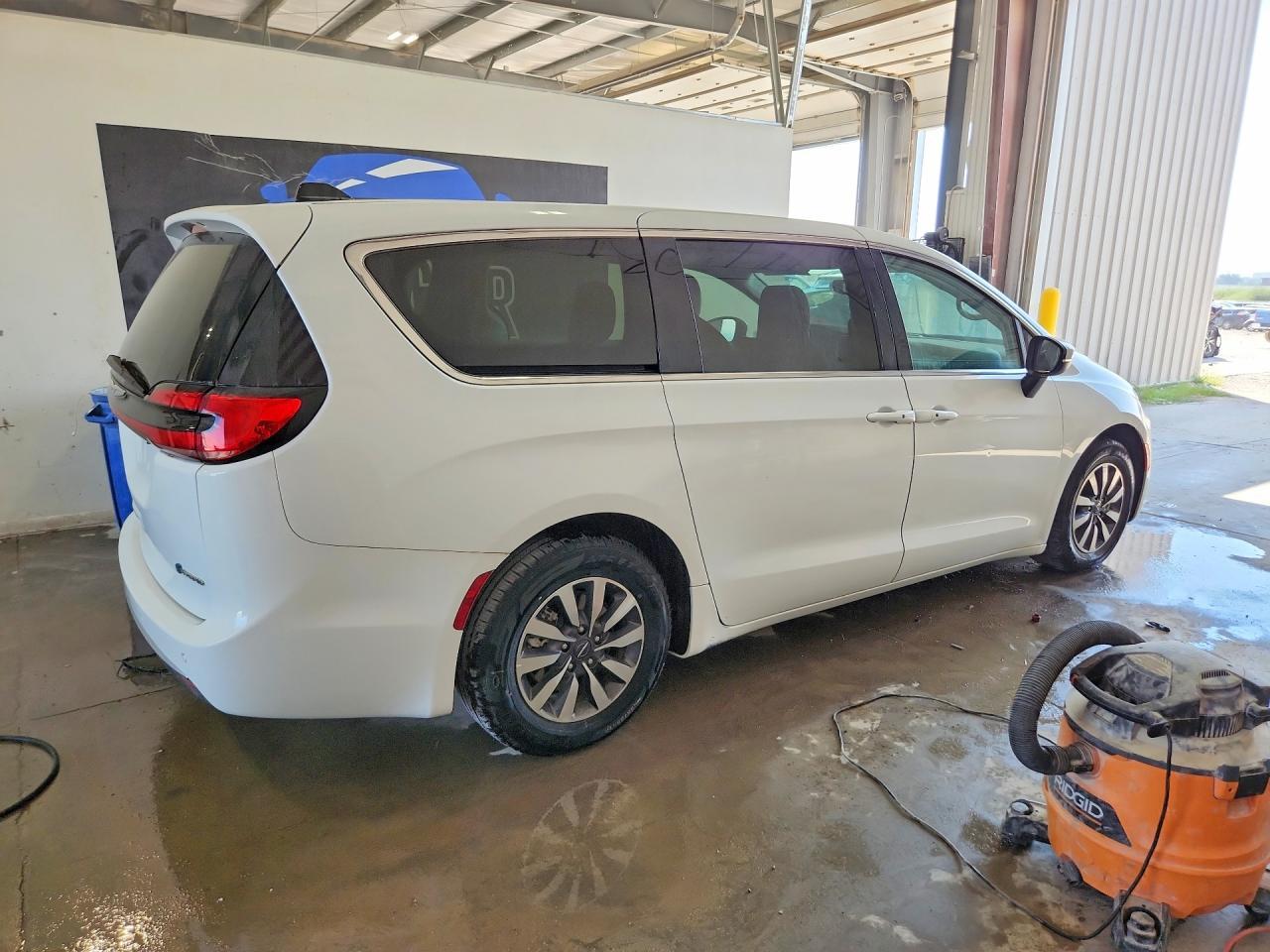 2023 Chrysler Pacifica Hybrid Touring L - Фото 3