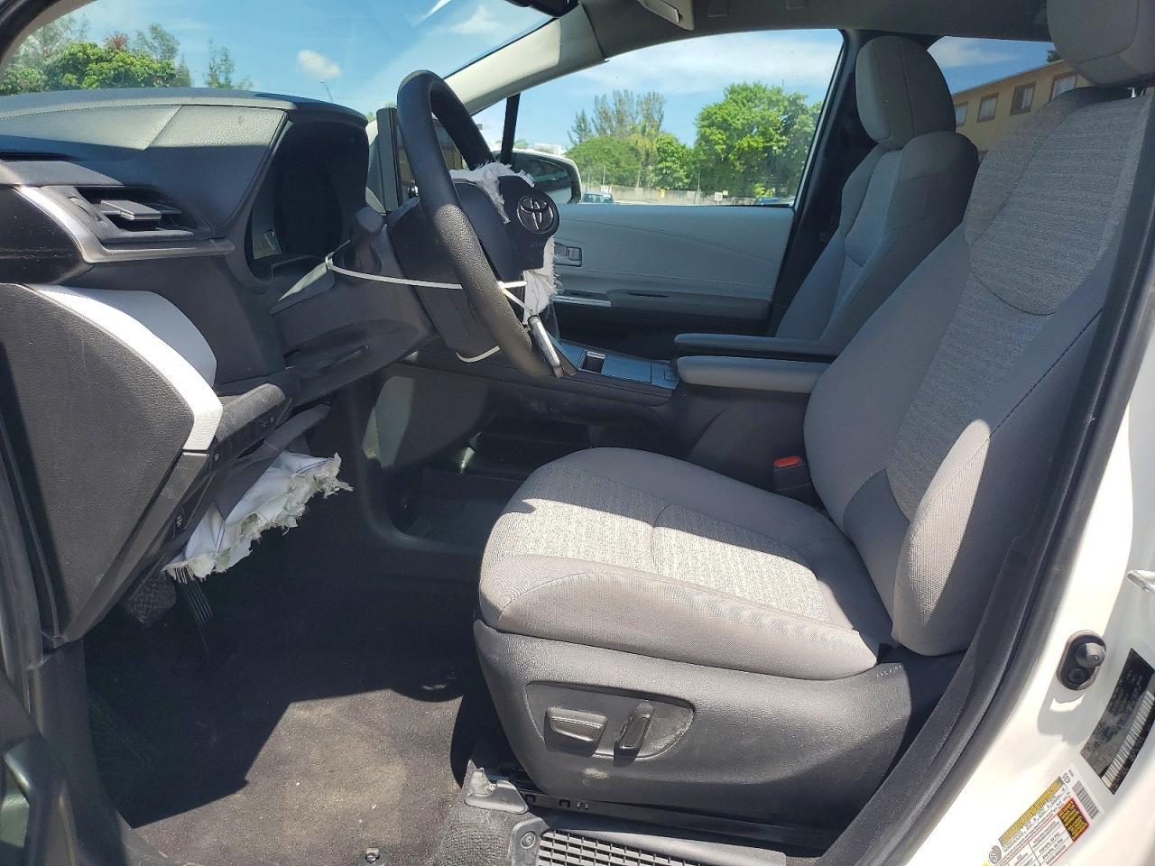 2026 Toyota Sienna Le - Image 7