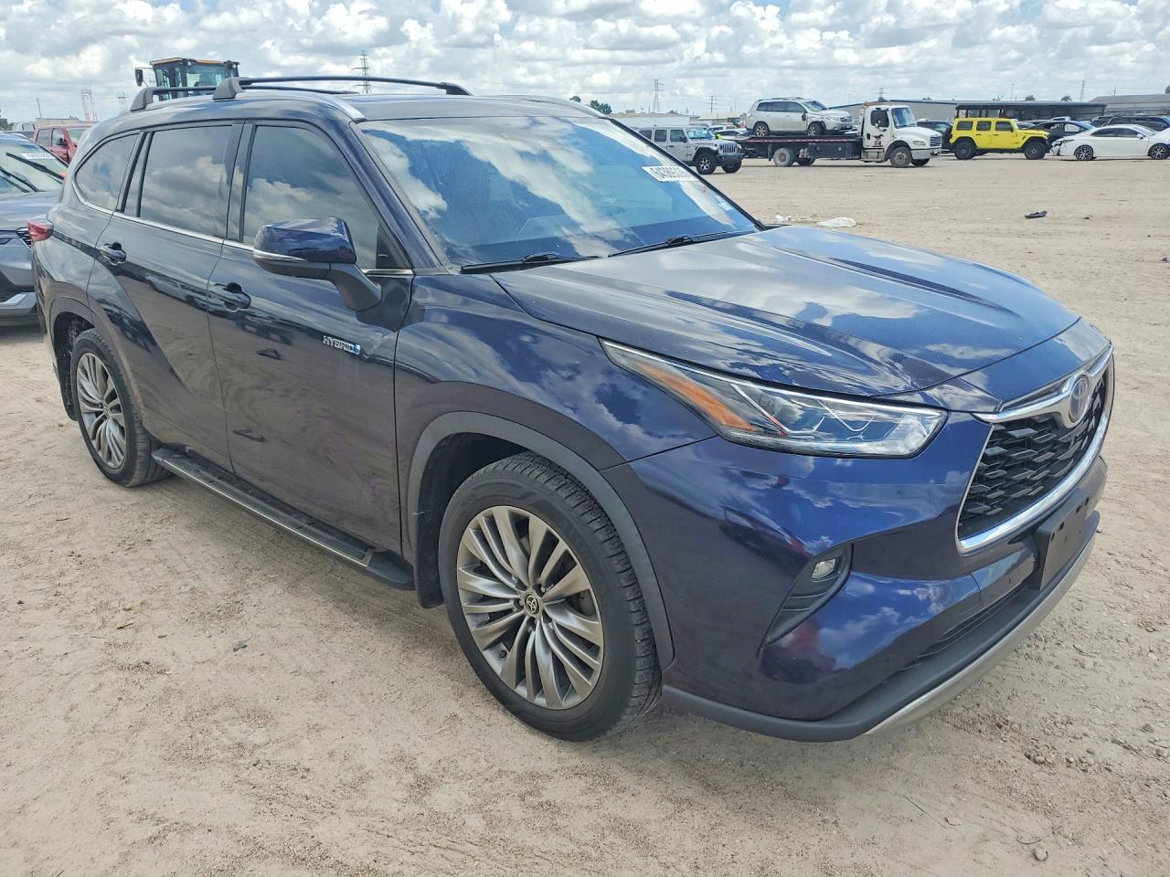 2021 Toyota Highlander Hybrid Platinum - Image 4
