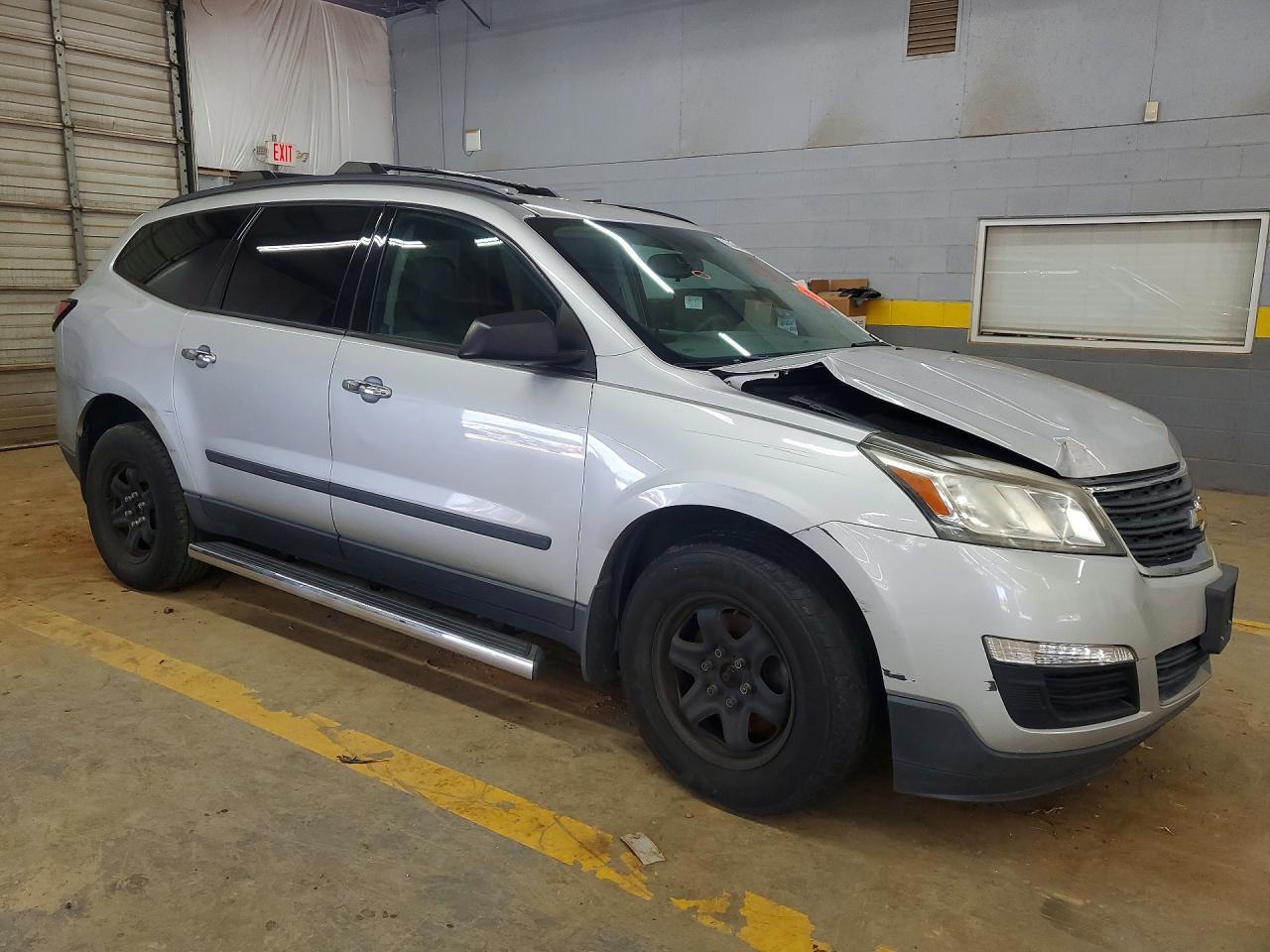 2017 Chevrolet Traverse Ls - Фото 4