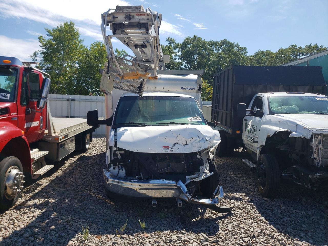 2017 Chevrolet Express G4500 - Image 5