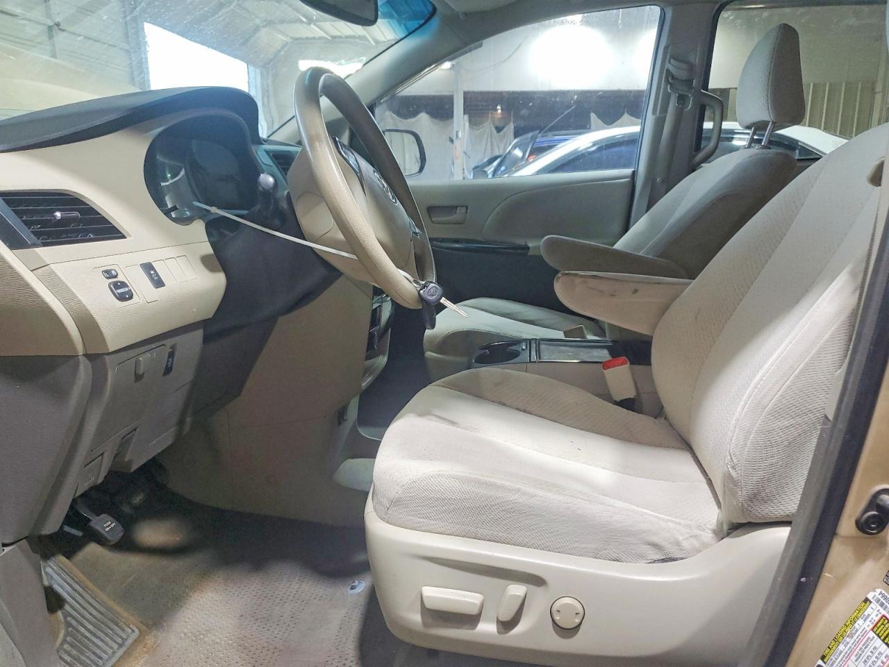 2013 Toyota Sienna Le - Image 7
