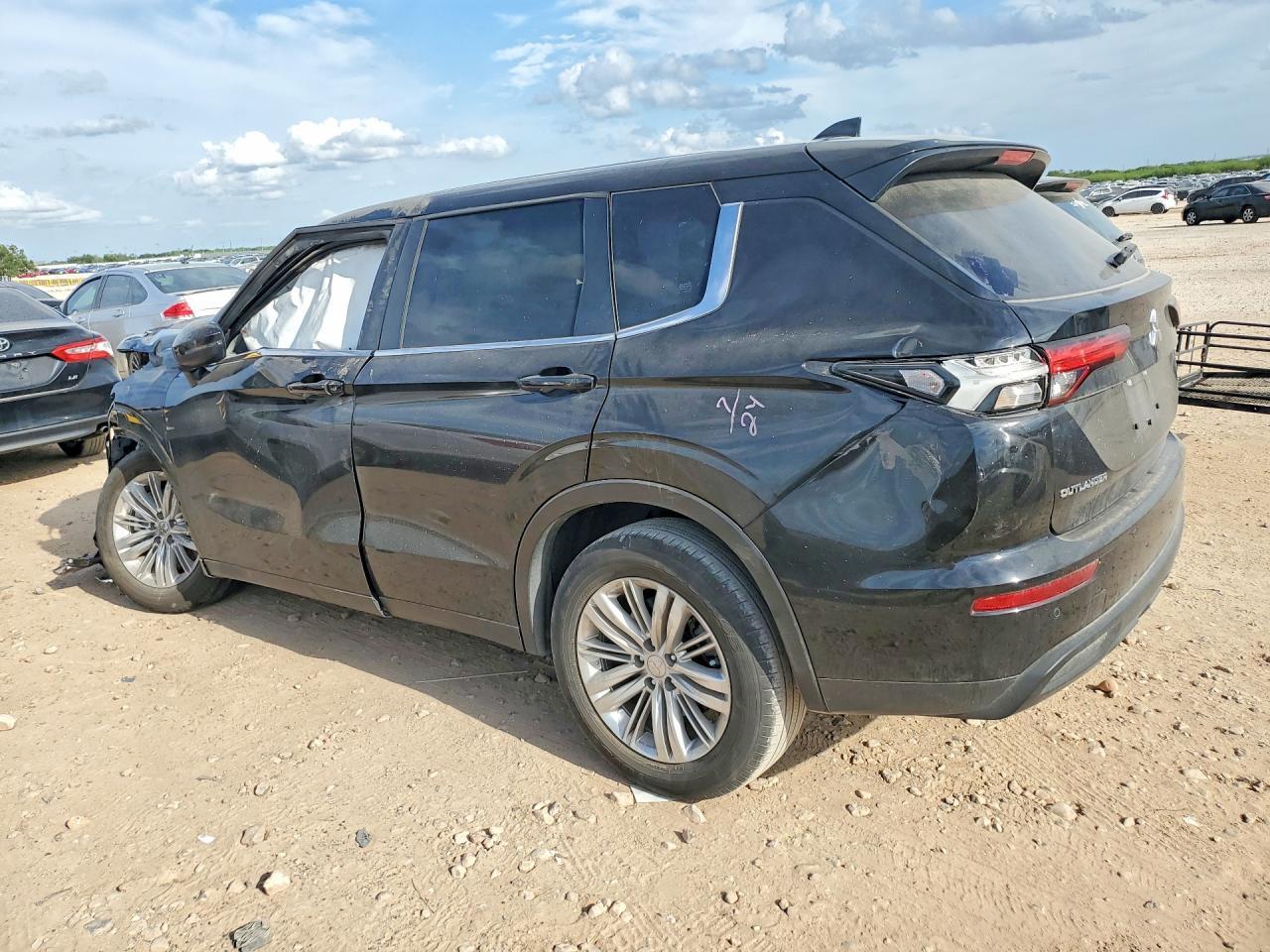 2024 Mitsubishi Outlander Es - Image 2