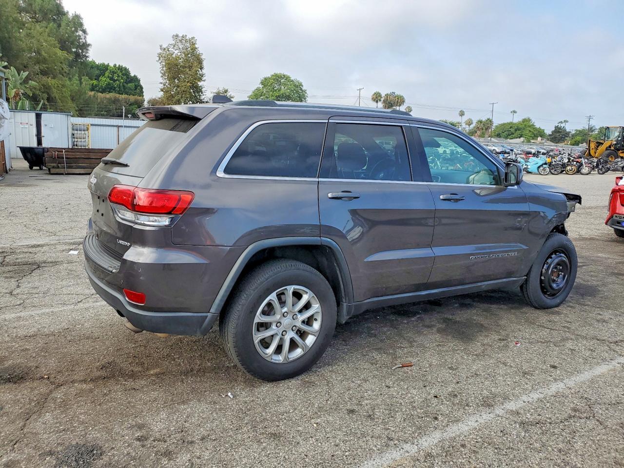 2021 Jeep Grand Cherokee Laredo - Image 3