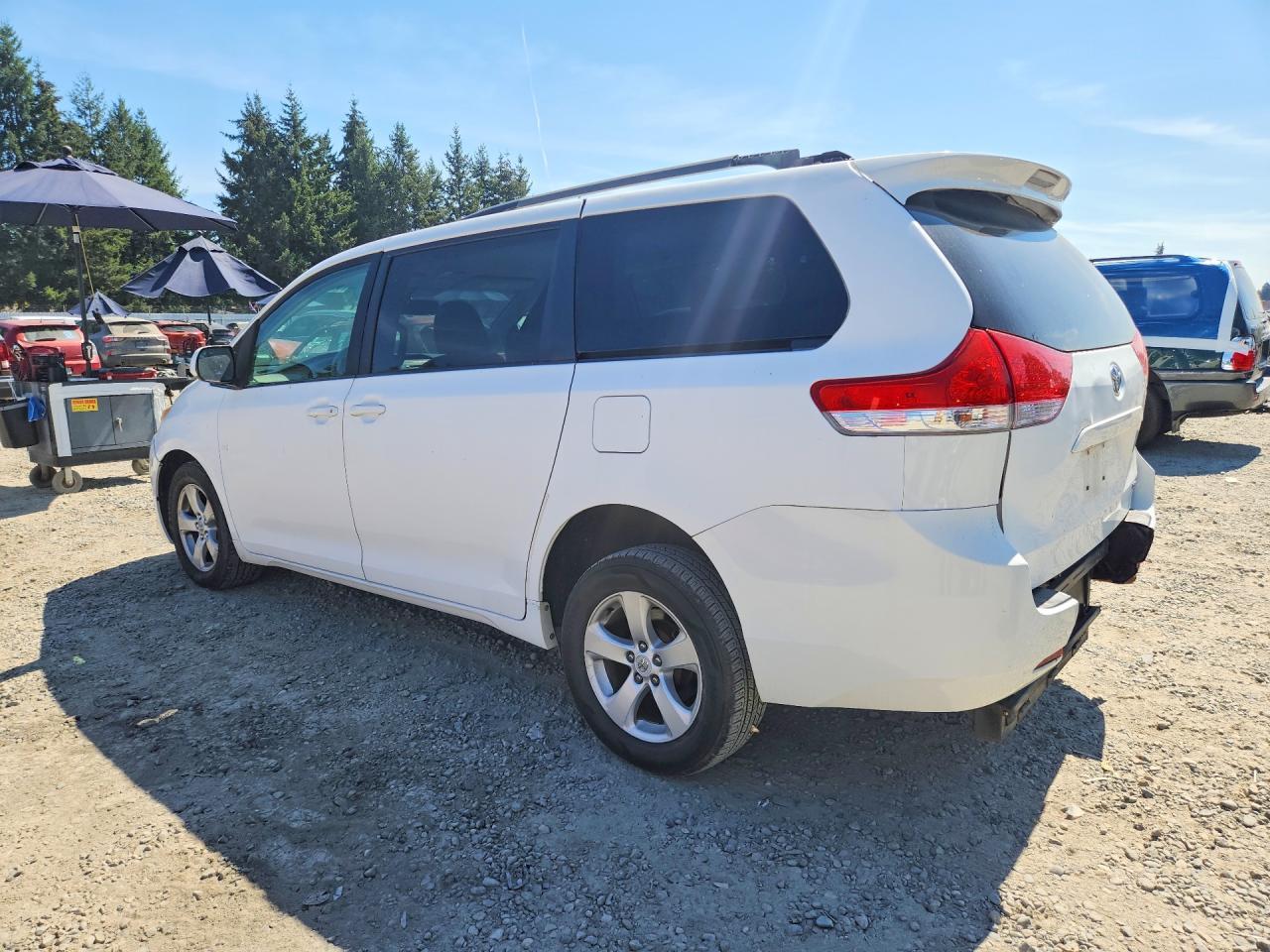 2011 Toyota Sienna Le - Фото 2