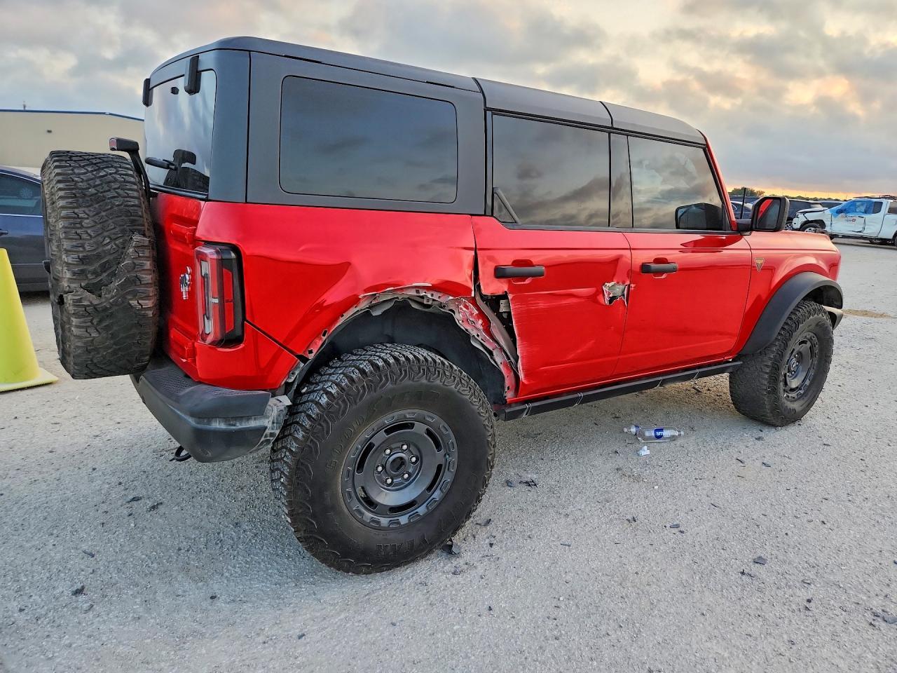 2023 Ford Bronco Base - Image 3